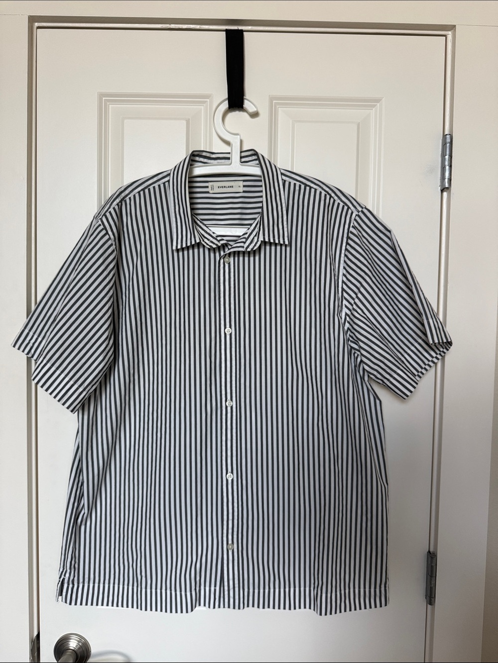 Everlane Men's Short-Sleeve Black and White Vertical Stripe Button-Down Shirt